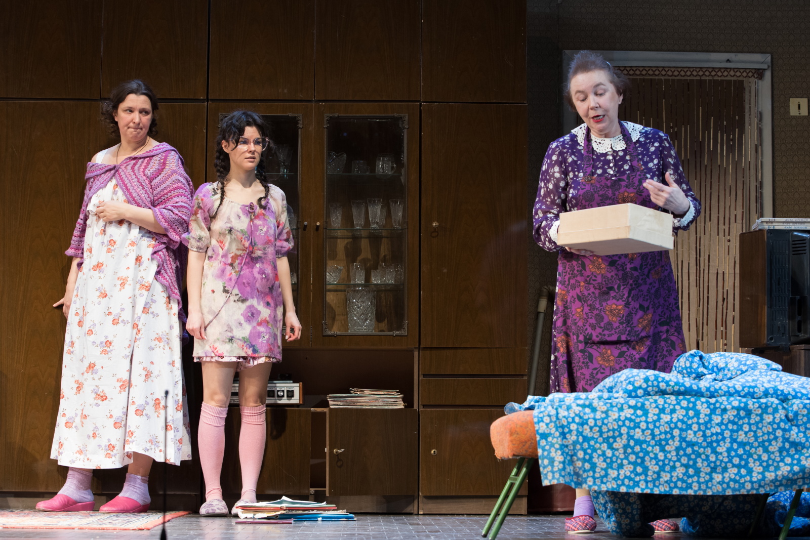 Под одной крышей – афиша