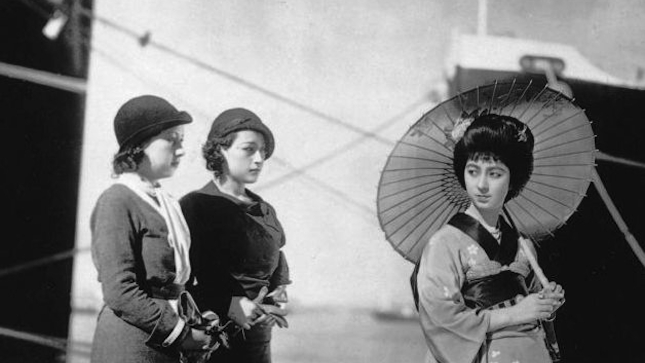Японские девушки в порту – афиша