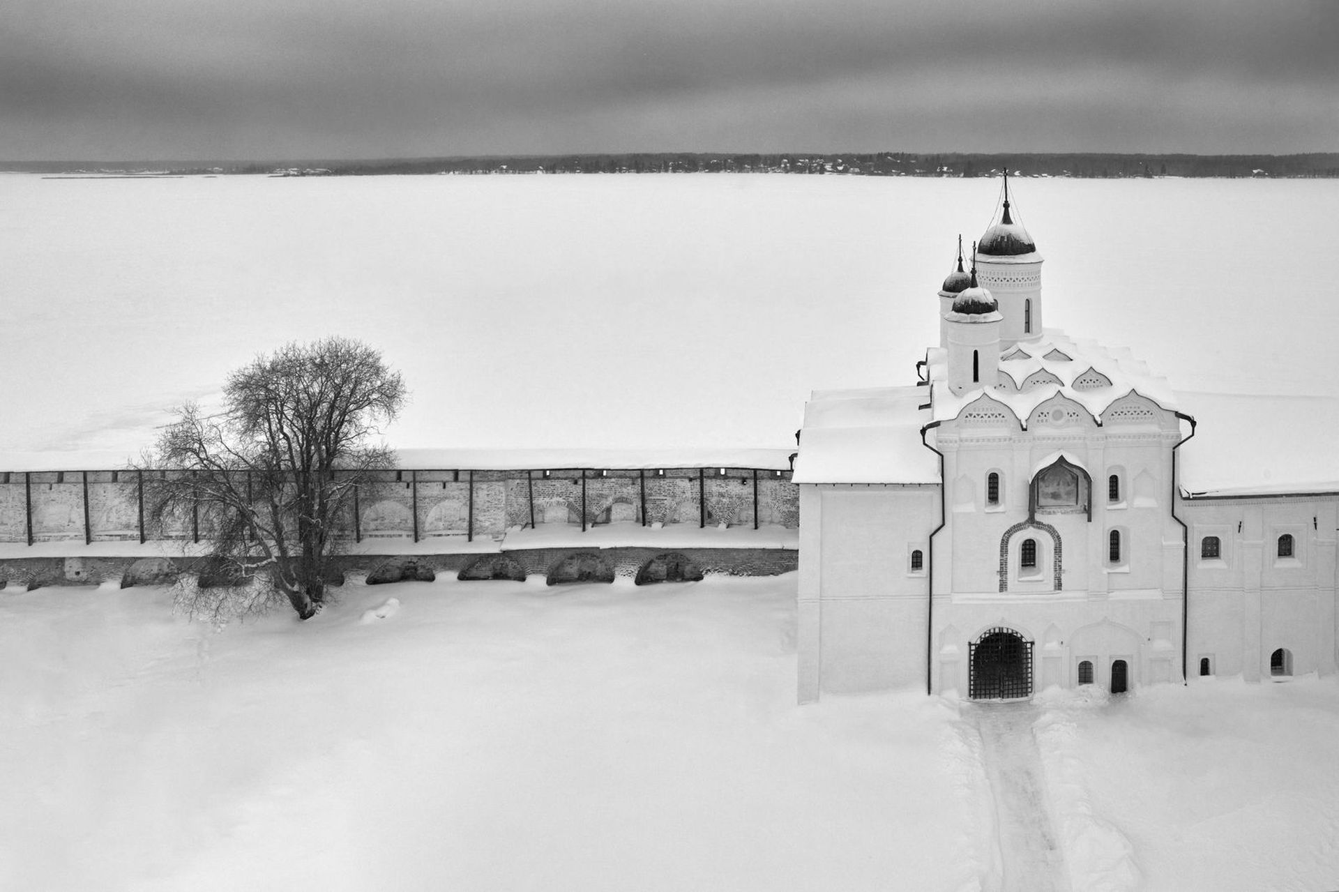 Выставка Стена и слово. Русский монастырь на границе с небом. Эдуард  Бояков, Михаил Розанов, Москва – Афиша-Музеи