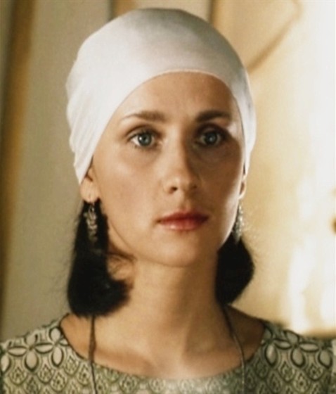 Қыз есегіне тарақпен мастурбация жасайды.