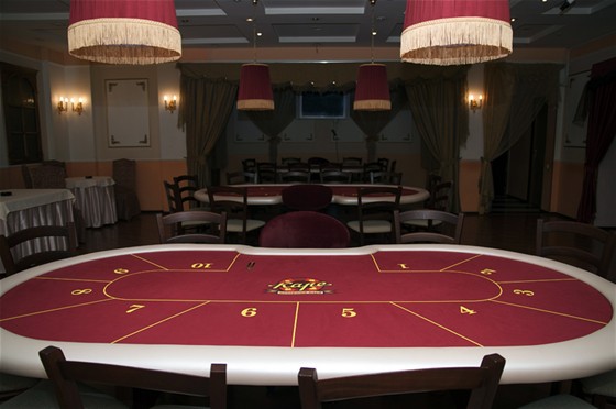 Покерный клуб «Каре» – афиша