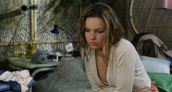 Qiz kiyim va poyabzalda sikiladi